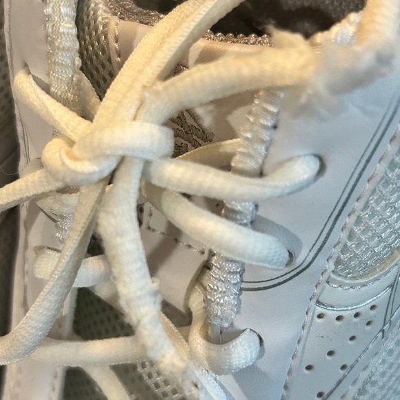 Women's White Walk-n-Tone Sneakers. 9.5 M - Picture 5 of 9